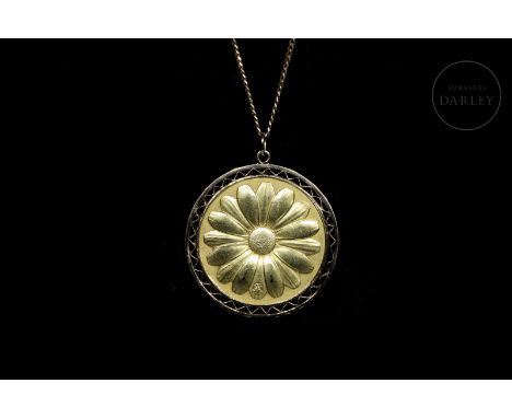 Mother's Day commemorative medallion made of 18kt gold and 14kt chain. On one side it shows a typical portrait of a mother wi
