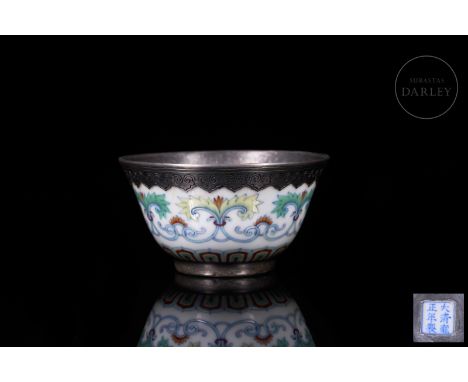 Small porcelain fairy tale with ‘斗彩’ decoration. The rounded body widens slightly at the mouth and rests on a short foot. Bot