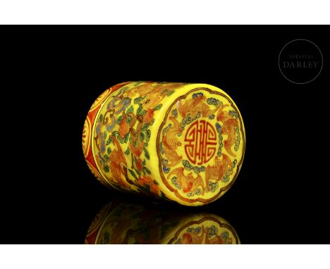 Intense yellow carved glass box with polychrome enameled decorations. Made to keep an archer's ring, it has a cylindrical sha