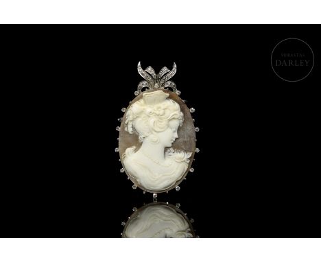 Female portrait cameo, mounted in white gold and decorated with old-cut diamonds.Frontis size: 59 x 36 mm