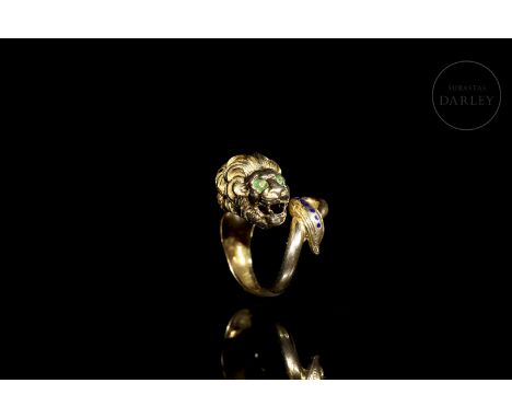 Lion's head ring made of 18kt gold, decorated with blue and green enamel.Total weight: 11.1 gInner ring diameter: 16.75 mm