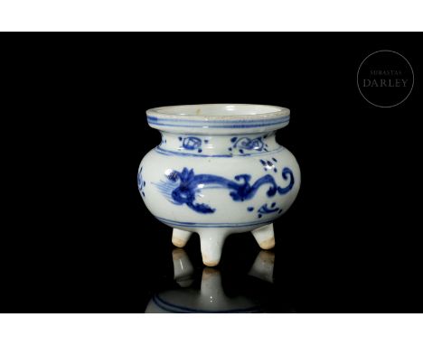 A small ceramic censer with underglaze cobalt-blue decoration. It has a rounded body that is set on three elongated feet crow