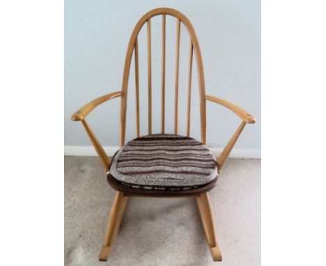 Ercol mid 20th century stick back rocking chair. Approx. 83cm H x 61cm W x 69.5cm D

Reasonable used condition, scuffs and sc