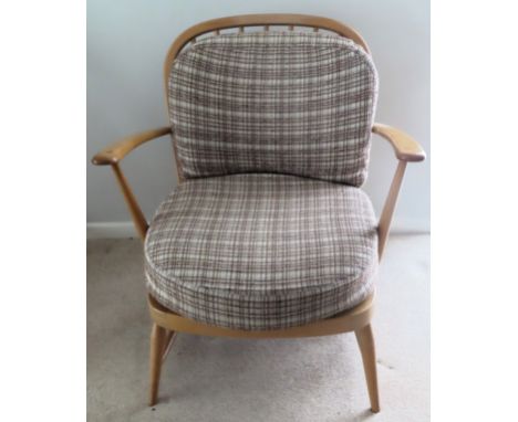 Ercol mid 20th century armchair. Approx. 76cm H x 68 x 63cm

Reasonable used condition, scuffs and scratches 