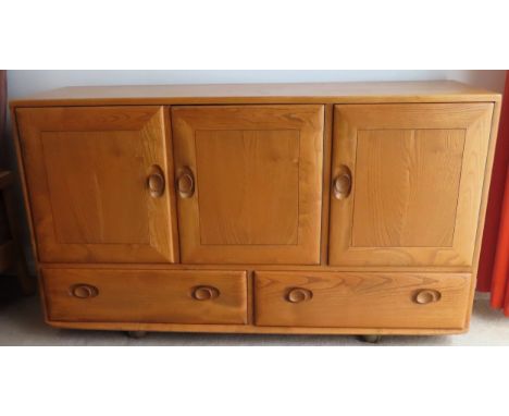 Ercol mid 20th century three door, two drawer sideboard. Approx. 75cm H x 130cm W x 44cm D

Reasonable used condition, scuffs