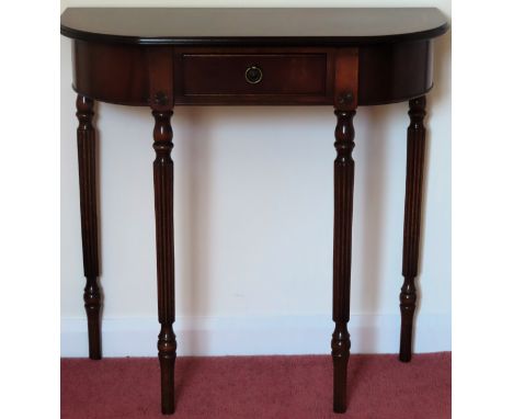 20th century mahogany single drawer small console hall table. Approx. 76 x 77 x 33cms

reasonable used condition with scuffs 