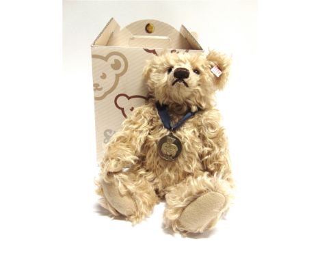 A STEIFF COLLECTOR'S TEDDY BEAR, 'THE 2008 STEIFF BEAR'  (Danbury Mint exclusive), cinnamon, limited edition no.1388, with ce