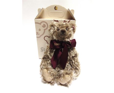 A STEIFF COLLECTOR'S TEDDY BEAR, 'THE MILLION HUGS BEAR'  (Danbury Mint exclusive), copper-brown, limited edition 400/1907, w