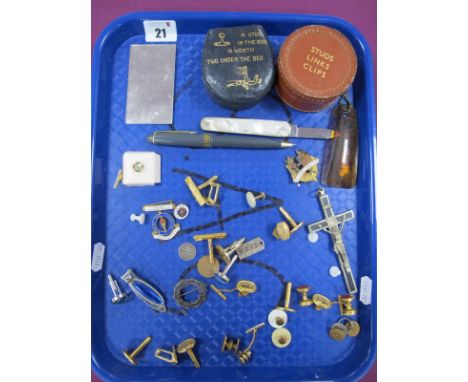 Enamel and Other Badges, "Laxey Water Wheel", "Kilarney Arbutus""Young Homemakers Women's Gas Federation Secretary", penknife