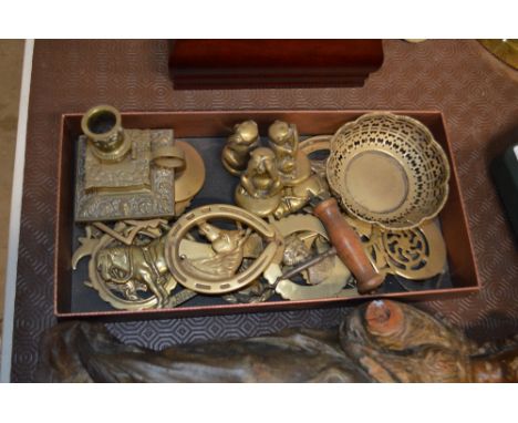 A tray of horse brasses; a brass candlestick; three wise monkey's etc.