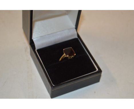 A 9ct gold garnet set ring 