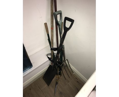 BUNDLE OF GARDEN TOOLS