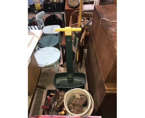 BOX & BUNDLE GARDEN TOOLS & SEED SPREADER