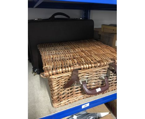 PICNIC HAMPER