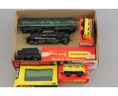 Group of OO gauge model railway to include 2 x boxed Hornby R621 Railway coach for Stephenson's Rocket, Triang Princess Victo