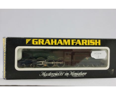 Boxed N gauge Graham Farish No. 1444 Castle Class 'Clun' engine in green