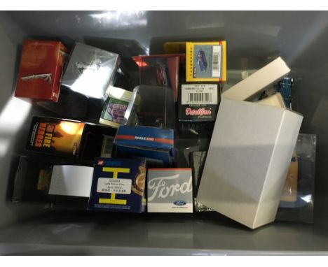 Box of mixed diecast vehicles, many in boxes to include; Corgi, Maisto, Ford, Vanguards, Viking Models (approx. 21 in total) 