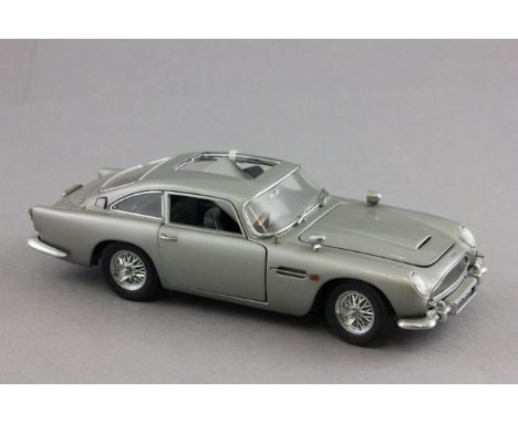 A Danbury Mint James Bond 007 1:24 scale die-cast Aston Martin DB5, condition Vg