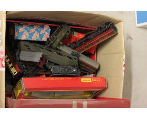 Collection of OO gauge model railway to include plastic buildings, trackside accessories, rolling stock, Triang R52 engine