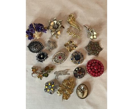 COSTUME JEWELLERY - MIXED LOT OF 19 VINTAGE BROOCHES&nbsp;
A mixed lot of 19 brooches. Majority 1950s. All in good condition,