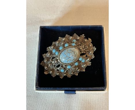 &nbsp;COSTUME JEWELLERY - VINTAGE TURQUOISE AND WHITE METAL BROOCH
A pretty turquoise and white metal vintage brooch. One sto