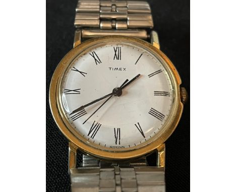 TIMEX - VINTAGE GENTS WRISTWATCH
A vintage Gents TIMEX Wristwatch. Good working condition. Later stainless steel strap. Face 