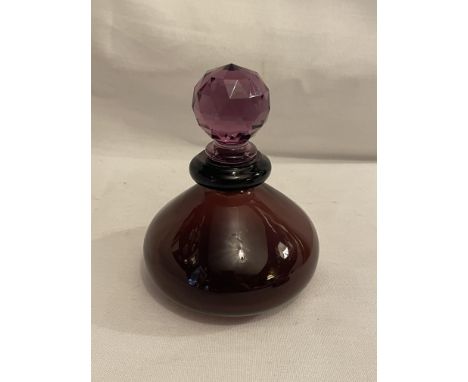AMETHYST GLASS PERFUME BOTTLE
An amethyst glass Perfume Bottle with Jewell cut stopper, modern plastic stopper grip. Good con