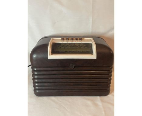 1930s BUSH BAKELITE VINTAGE VALVE RADIO
A 1930s Bush Valve Radio in Bakelite case. Vendor informs us it is working but the pl