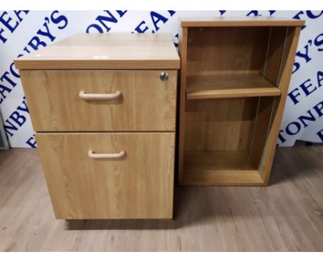 A MODERN LAMINATE UNDER DESK FILING CABINET WITH KEYS 42.5 61.7 X 60CM AND A SIMILAR SHELF UNIT 40.5 X 67.7 X 30.7CM