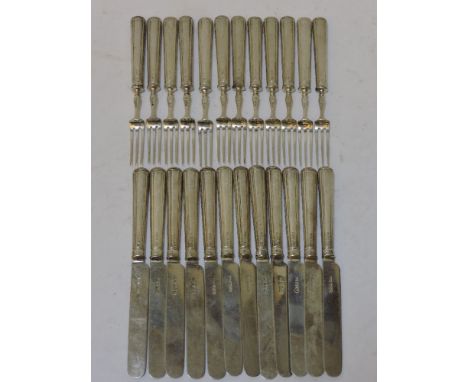 A loose canteen of twelve dessert knives and forks, George Howson, Sheffield 1927/1928, with silver blades, tines and handles