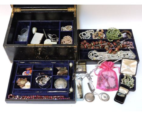 A Victorian leather jewellery box, to include a continental 800 standard fetter link guard chain, with a sterling silver powd