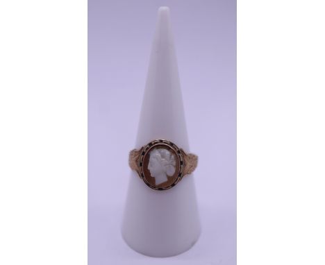 9ct gold cameo ring - Size P 