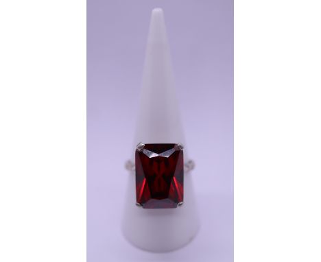 Silver and garnet set ring - Size Q 