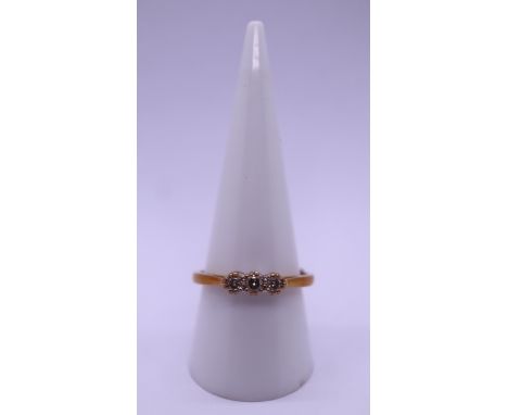 18ct gold diamond 3 stone set ring - Size U 