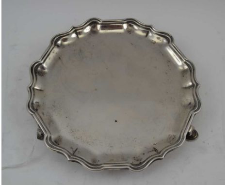 THOMAS BRADBURY & SONS LTD. AN EDWARDIAN SILVER WAITER of Georgian design, with piecrust rim on three pad feet, London 1909, 