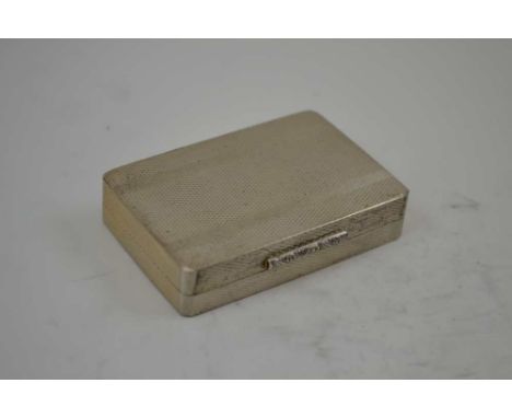 PETER JOHN DOHERTY A SILVER SNUFF BOX, engine turned decoration, acanthus scroll thumb catch to hinged cover, opening to reve