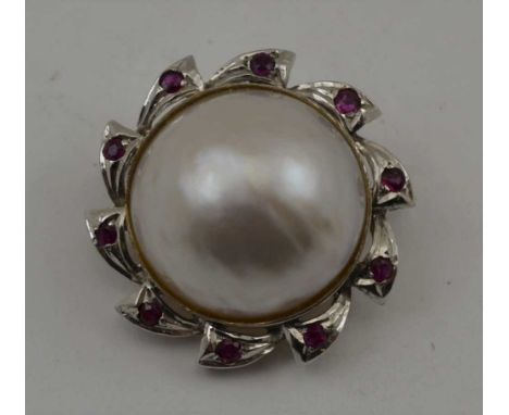AN 18K WHITE GOLD BROOCH (set pendant hoop) with central pearl, the frame inset ten cut ruby colour stones, 3cm in diameter, 