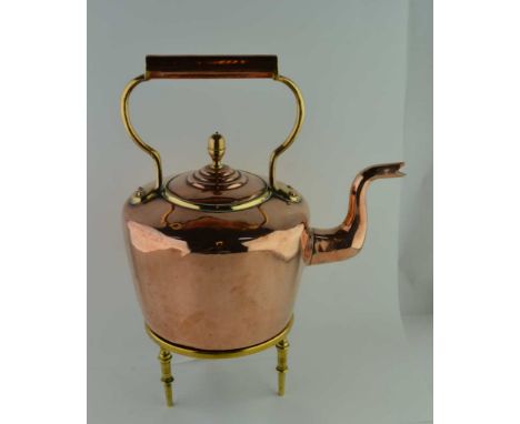 A 19TH CENTURY COPPER KETTLE, the cover with acorn finial, together with A CIRCULAR BRASS TRIVET on three turned legs, 16cm i