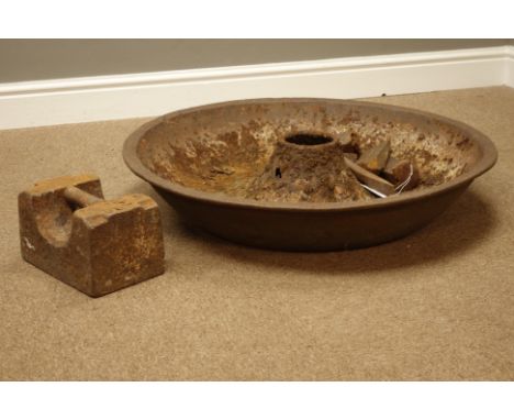 Circular cast iron pig feeder trough with 56lb weight etc..