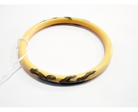 Quantity jewellery to include Oriental ivory bangle, carved and decorated with monkey, gold-coloured metal brooch, etc. 