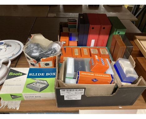 A QUANTITY OF VINTAGE FAMILY SLIDES PLUS A SLIDE VIEWER AND SLIDE BOXES 