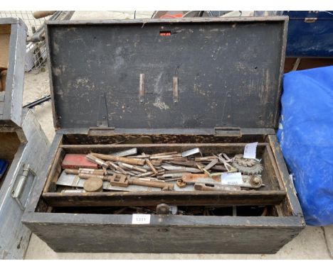 A VINTAGE WOODEN JOINERS CHEST WITH AN ASSORTMENT OF TOOLS TO INCLUDE TAP AND DIE, SET SQUARES AND CALIPERS ETC 