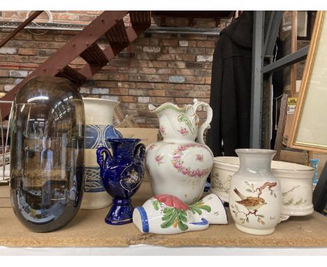 A MIXED LOT OF CERAMICS TO INCLUDE A LARGE ROYAL DOULTON WATER JUG A UTOPIA GIFTWARE STAFFORDSHIRE PLANTER AND VASES 