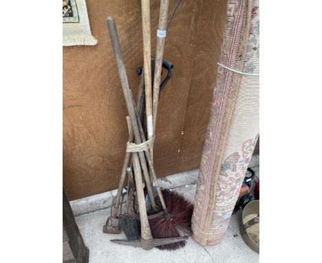 AN ASSORTMENT OF VINTAGE TOOLS TO INCLUDE A CHIMNEY SWEEP, PICK AXE AND RAKE ETC 