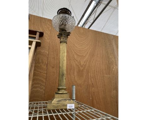 A DECORATIVE VINTAGE BRASS OIL LAMP 