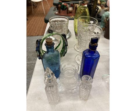 A QUANTITY OF GLASSWARE TO INCLUDE DESSERT GLASSES VASES, VINTAGE BOTTLES, ETC 