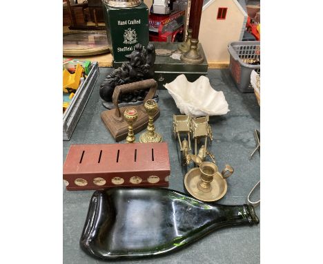 A COLLECTION OF ITEMS TO INCLUDE A CAST DOORSTOP OF CATS, BRASS AND WOOD CANDLESTICKS, BRASS ITEMS, VINTAGE IRON, PEWTER TANK