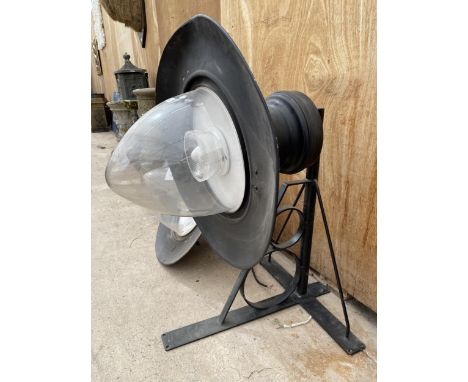 A LARGE VINTAGE STYLE COURTYARD LIGHT WITH WALL BRACKET 