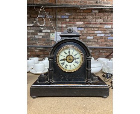 A VINTAGE WOODEN CASED MANTLE CLOCK WITH COLUMN DECORATION AND ETCHED INLAY 33 X 30 CM 