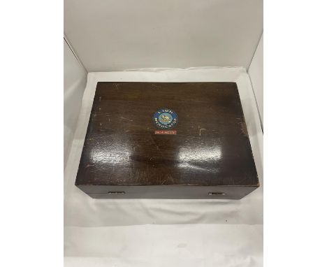 A VINTAGE MAHOGANY HINGED BOX WITH CLASP FASTENING FOR 'LION MENUCATOR' NO 4 MODEL (BOX ONLY) 